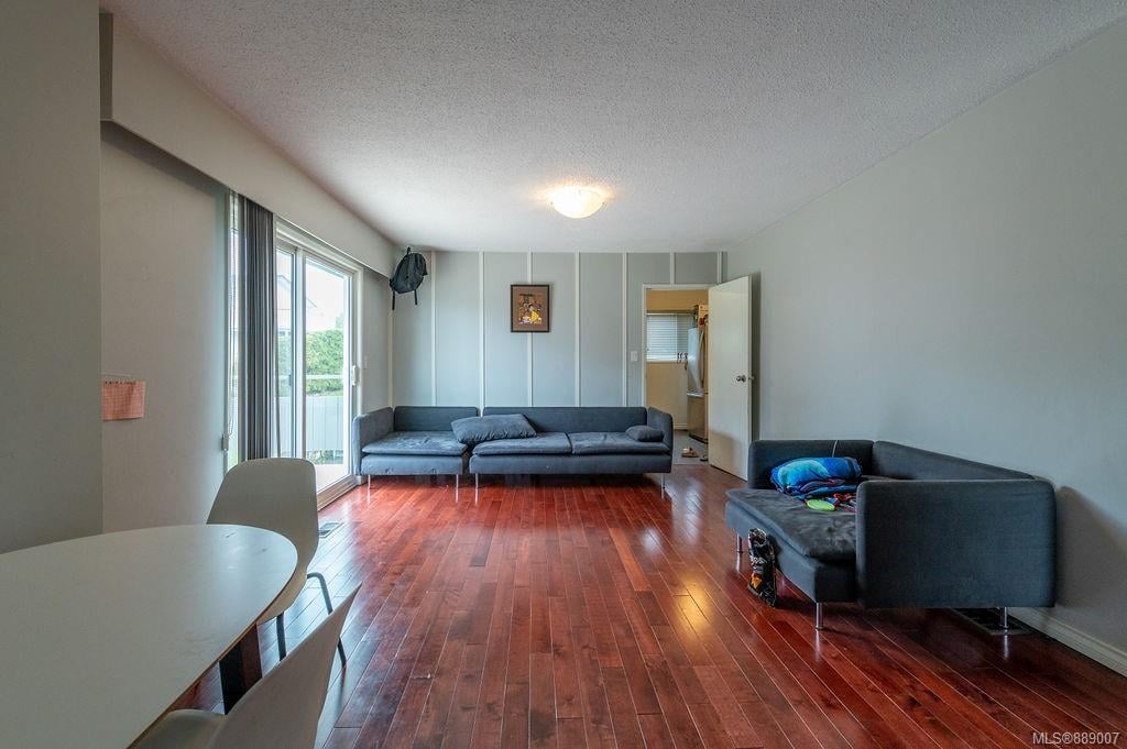 4367 Torquay Dr