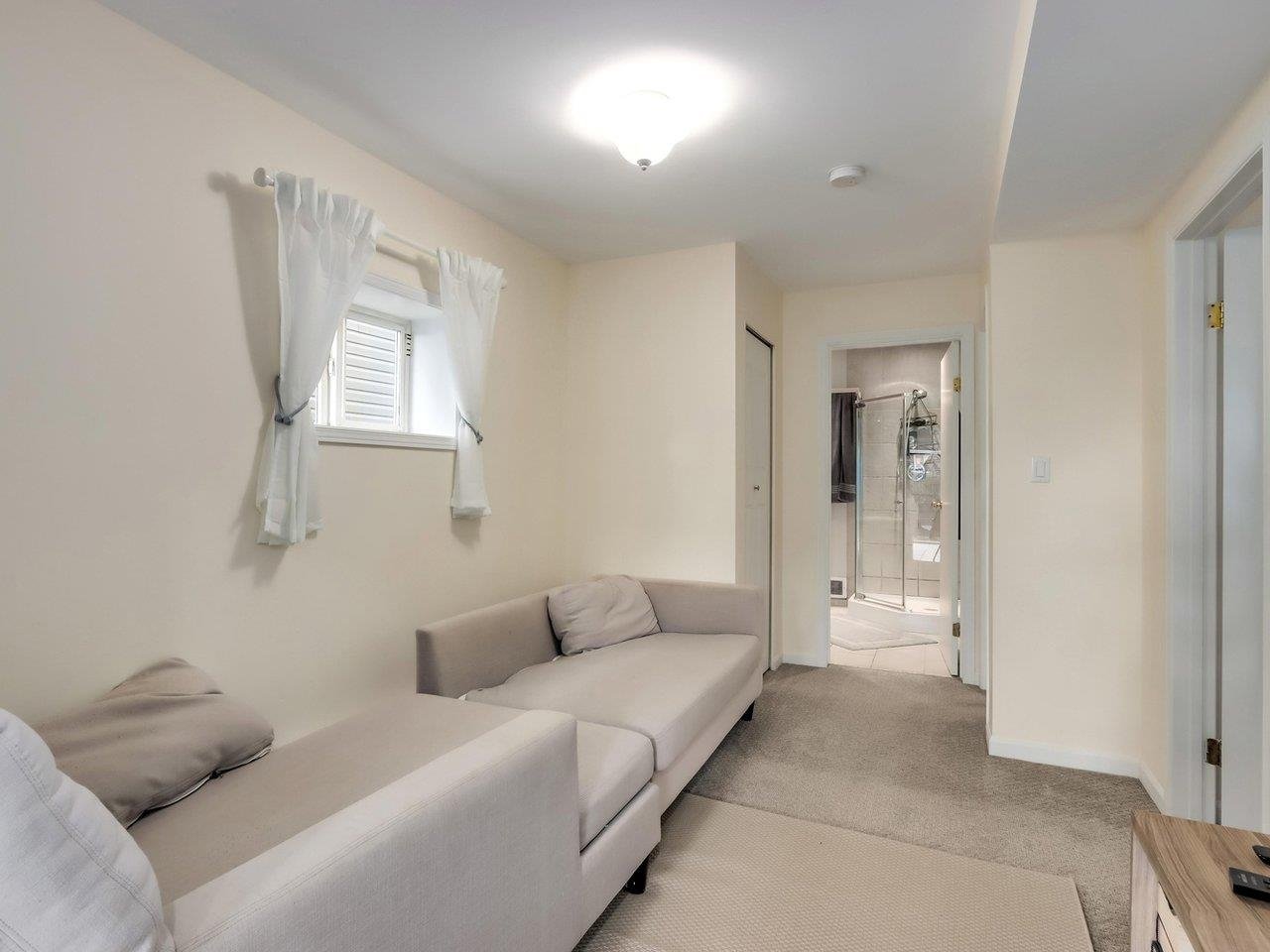 225 W 5th St