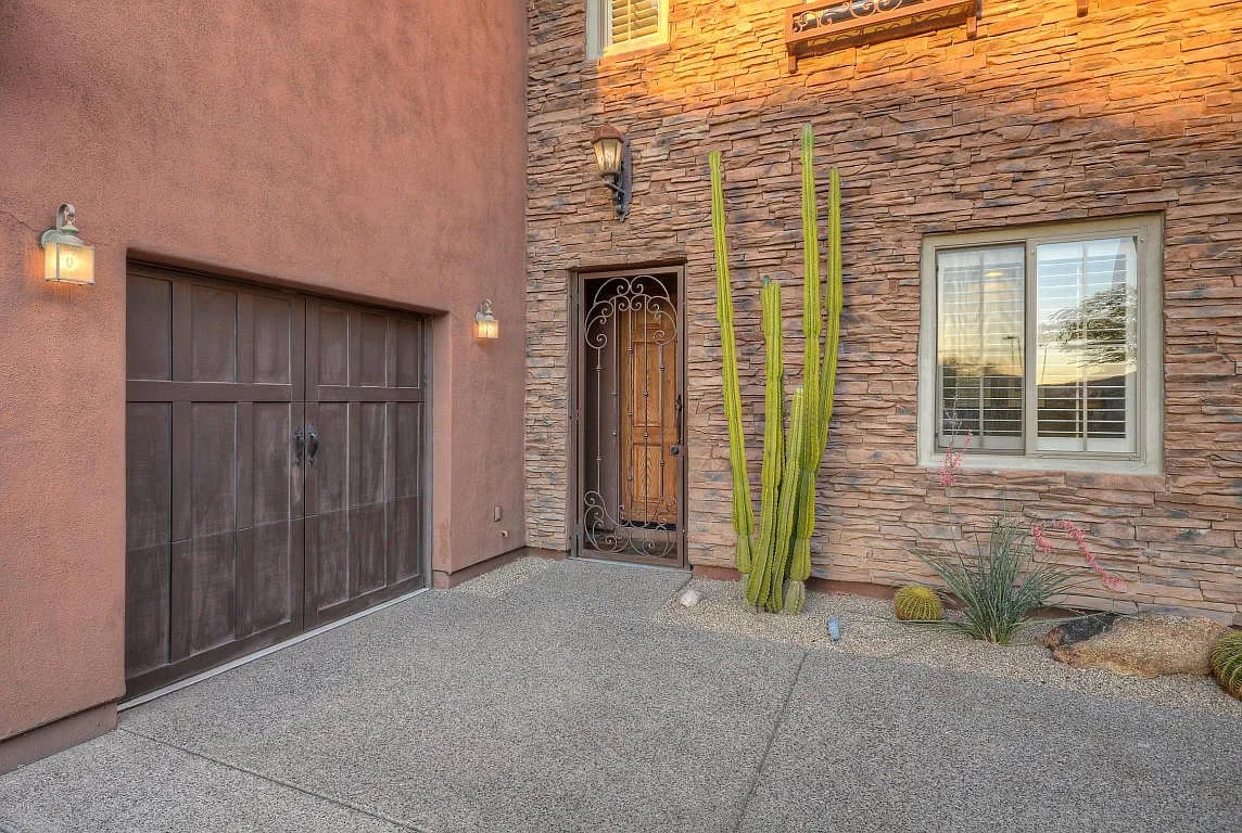 3733 E. Robin Ln