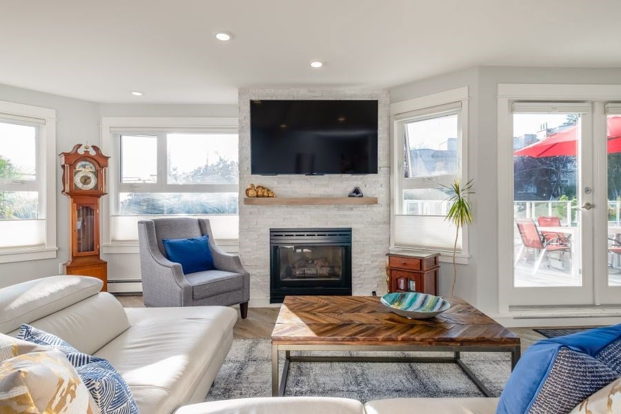 204-15367 Buena Vista Ave