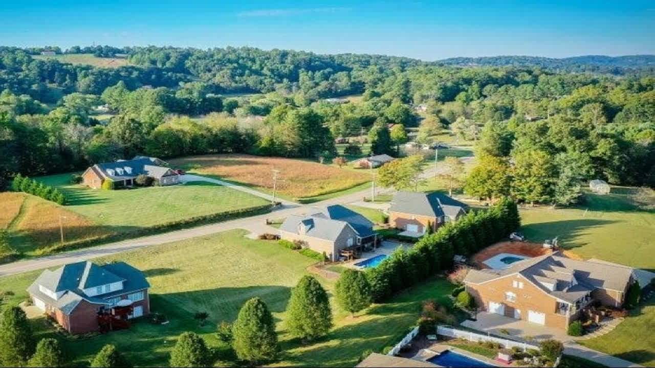 1365 Fall Creek Road, Kingsport, TN Presented by Kristi Bailey.