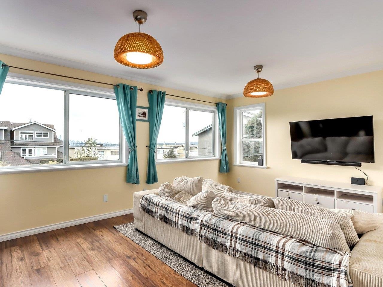 225 W 5th St