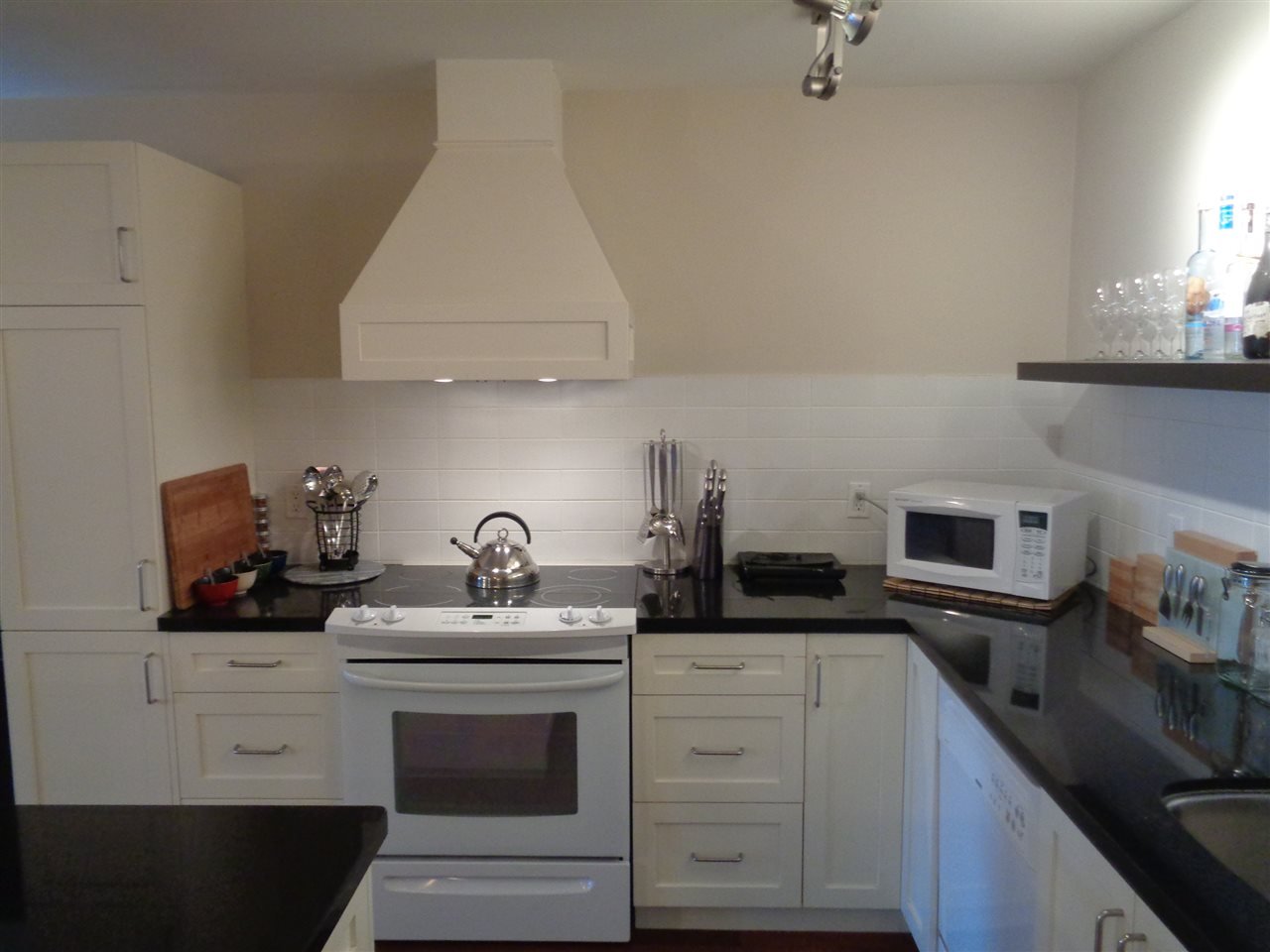 105-1551 W 11th Ave