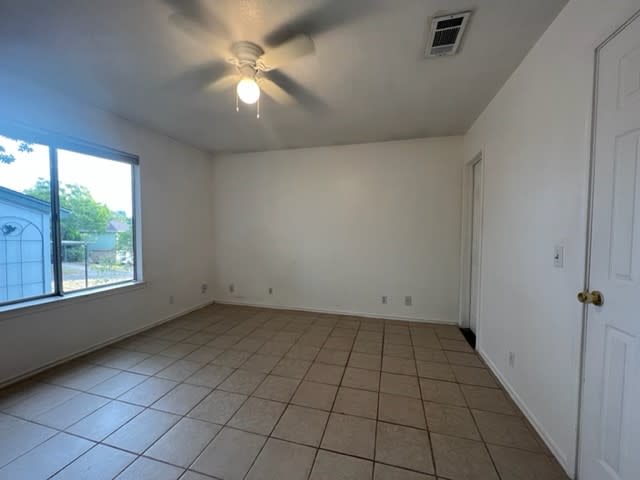 1609 E 10th St, #B