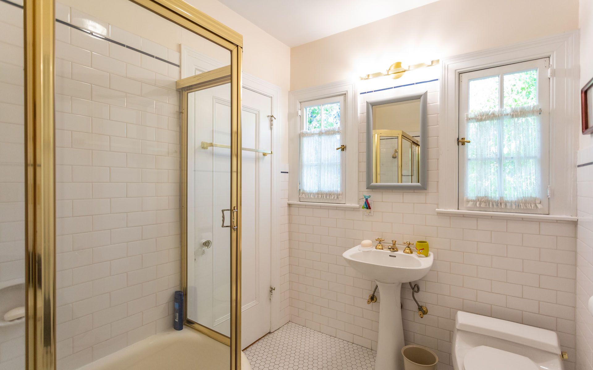 329 N Van Ness Ave, Larchmont