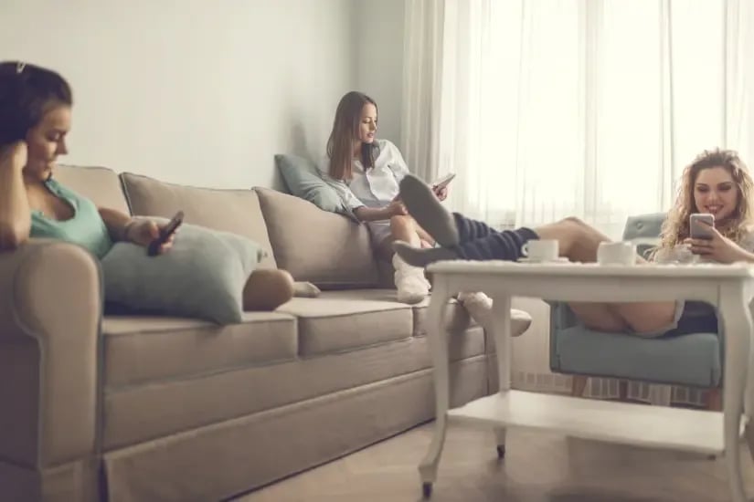 How To Pick The Right Roommate And Live In Peace, According To The Experts