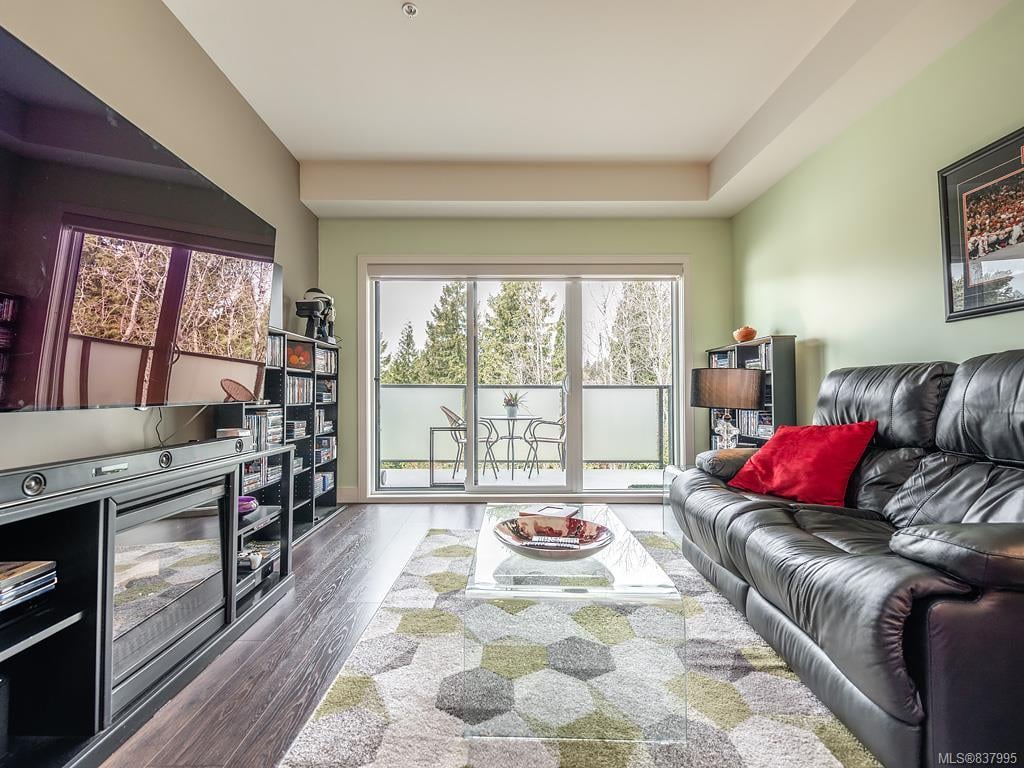 302-7111 W Saanich Rd