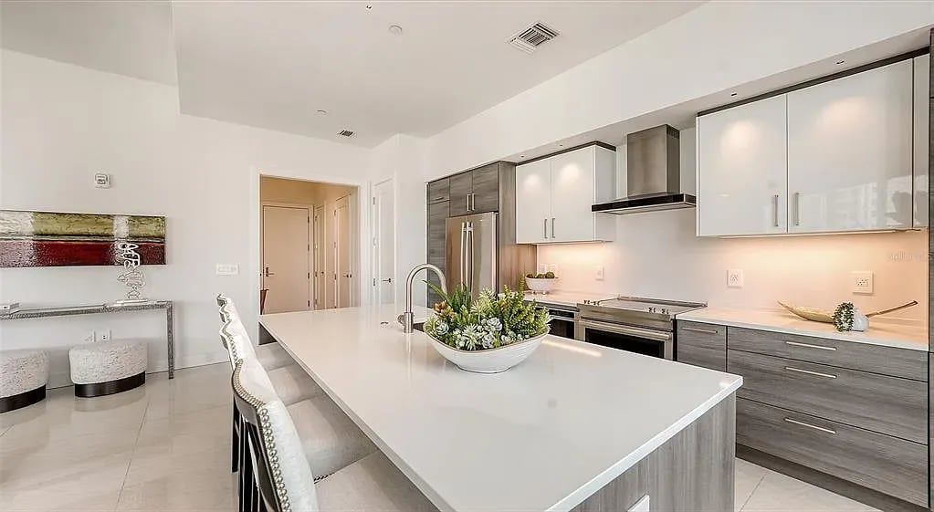 111 S Pineapple Ave #507