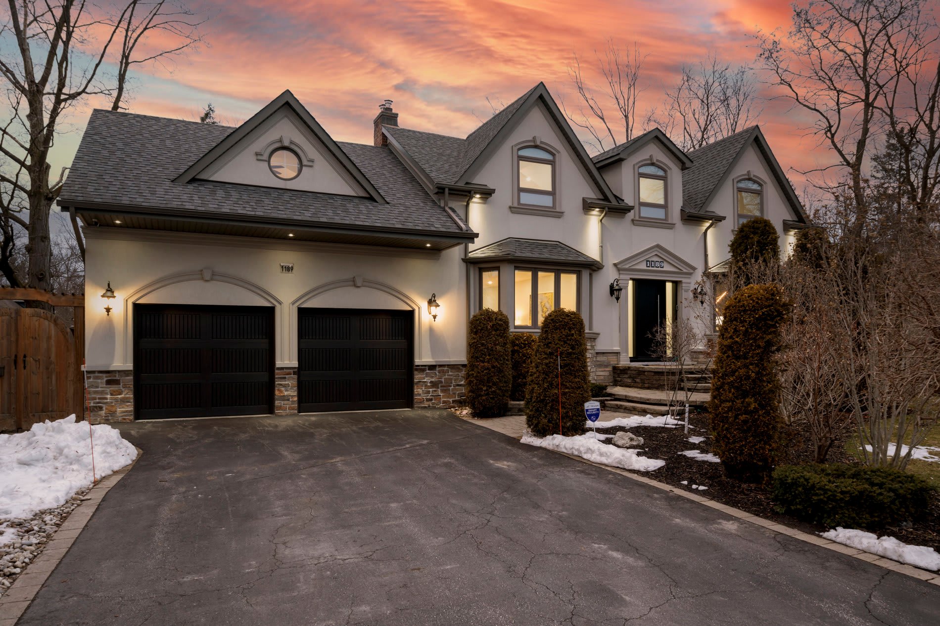 1189 Lorne Park Rd