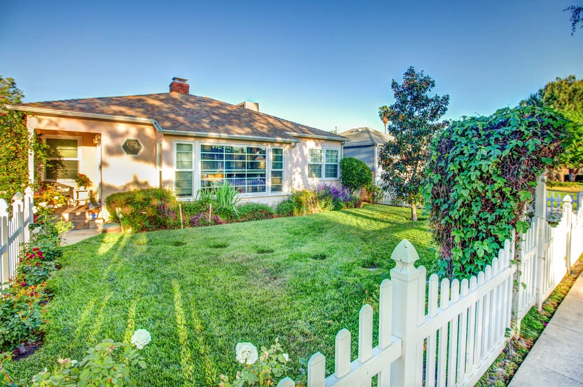 5738 Irvine Ave Valley Village, CA