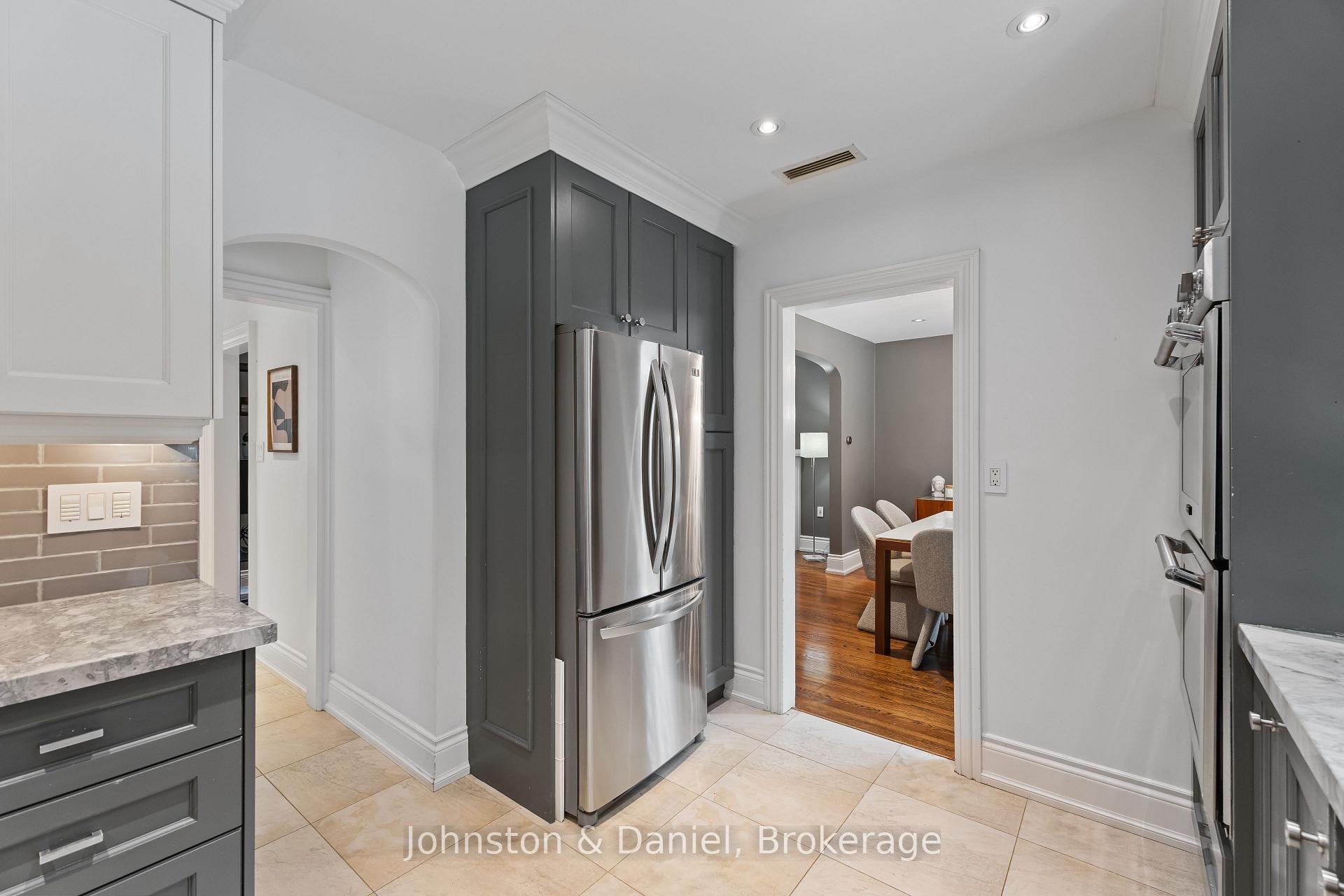 77 Lawrence Crescent