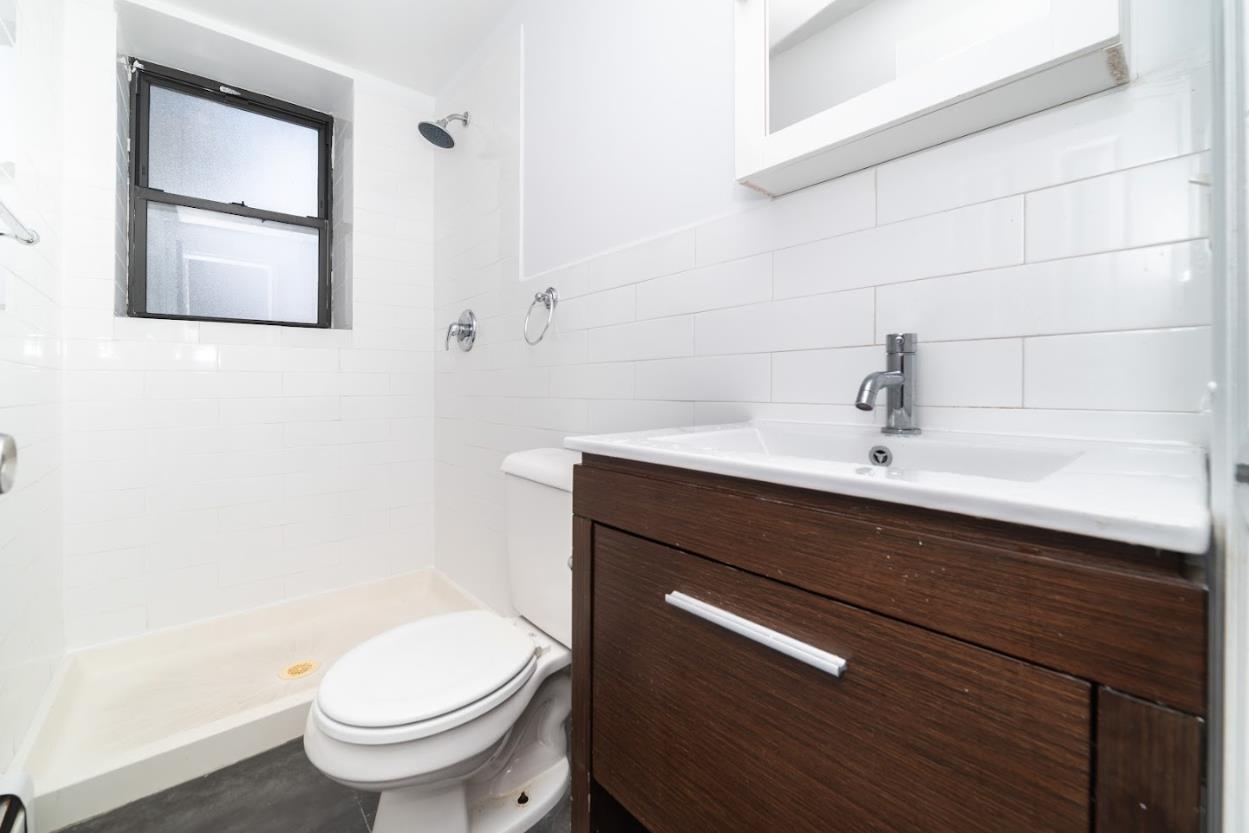 879 De Kalb Avenue, Apt 9