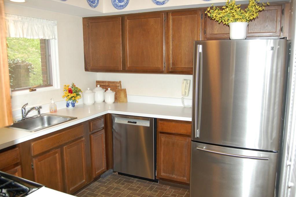 208 Greenbrook Drive, Unit 208