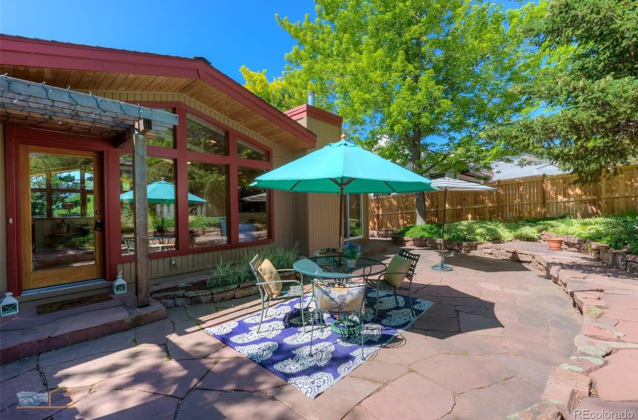 1430 Moss Rock Pl
