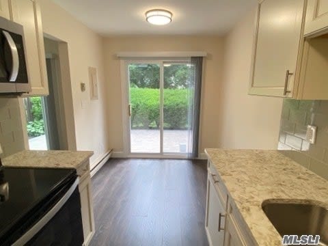 304 Bentley Ct, St. James