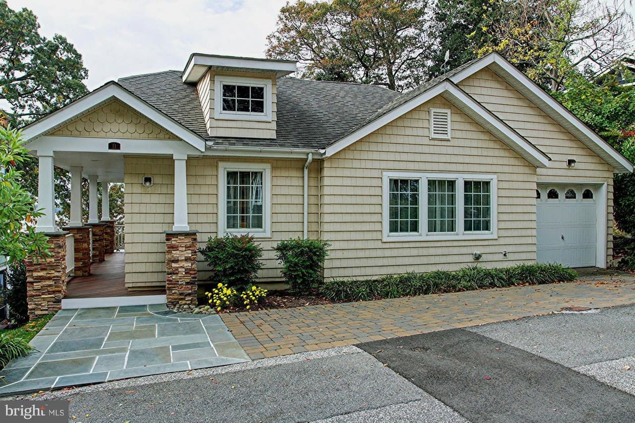 11 LUNA LN