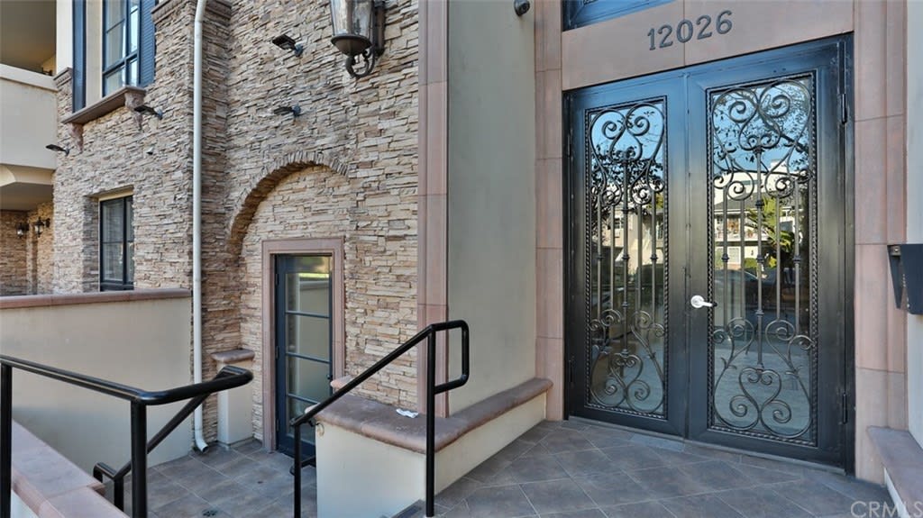 12026 Hoffman St #401