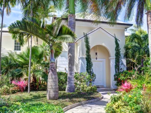 Canalfront Mansion in Port New Providence