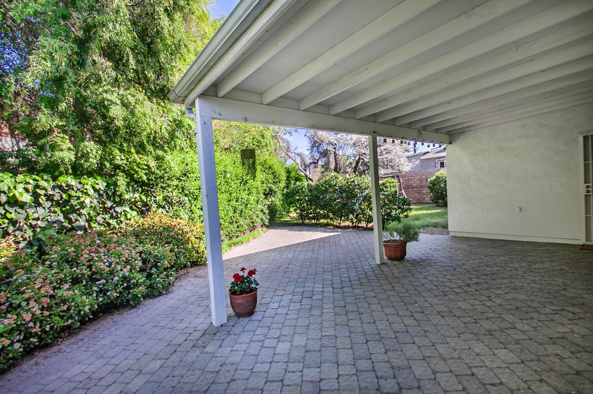5730 Gentry Ave Valley Village, CA