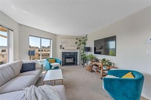 402-1593 Begbie St