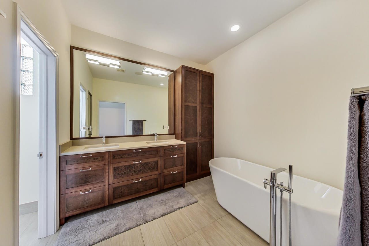 3839 N Southport