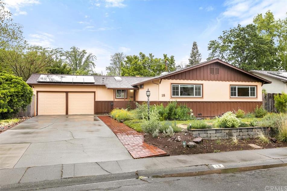 18 WOODSIDE LN