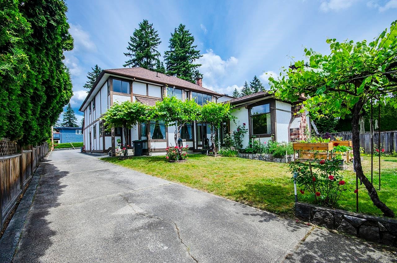 718 Foster Ave