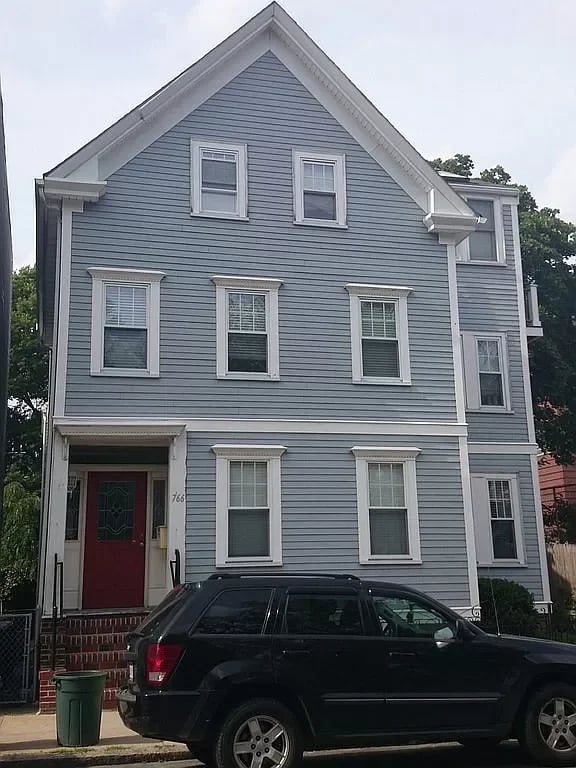 766 E 8th St
