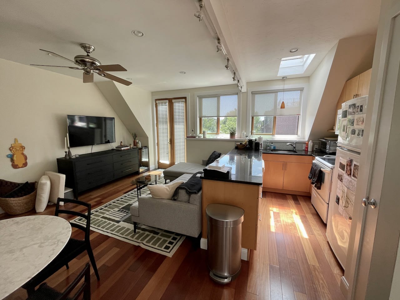 Clarendon @ Tremont Penthouse 1 bed 1 bath w. Private Patio & Laundry in-unit! 