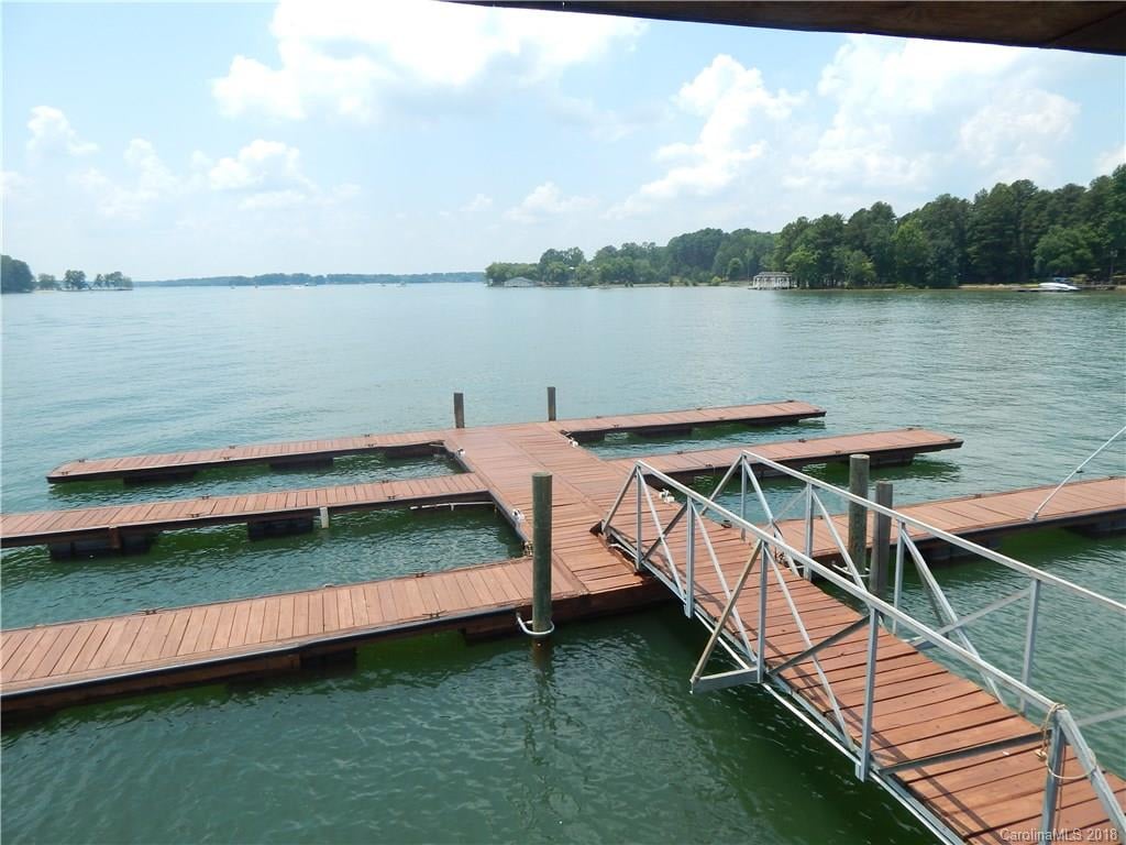 216 Queens Cove Rd