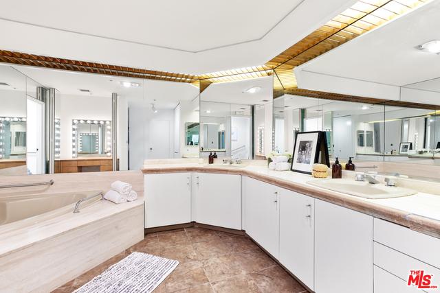 Stunning and Spacious Condominium In The Mirabella