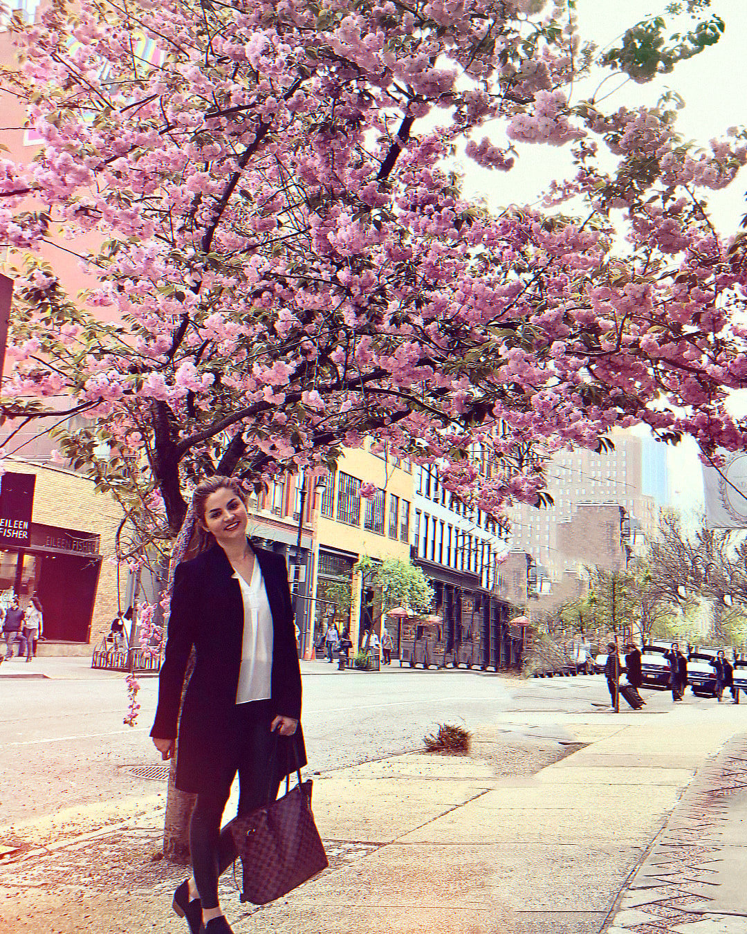 Maria Fernanda Roda asesorando a inquilinos primerizos sobre alquileres en Nueva York.