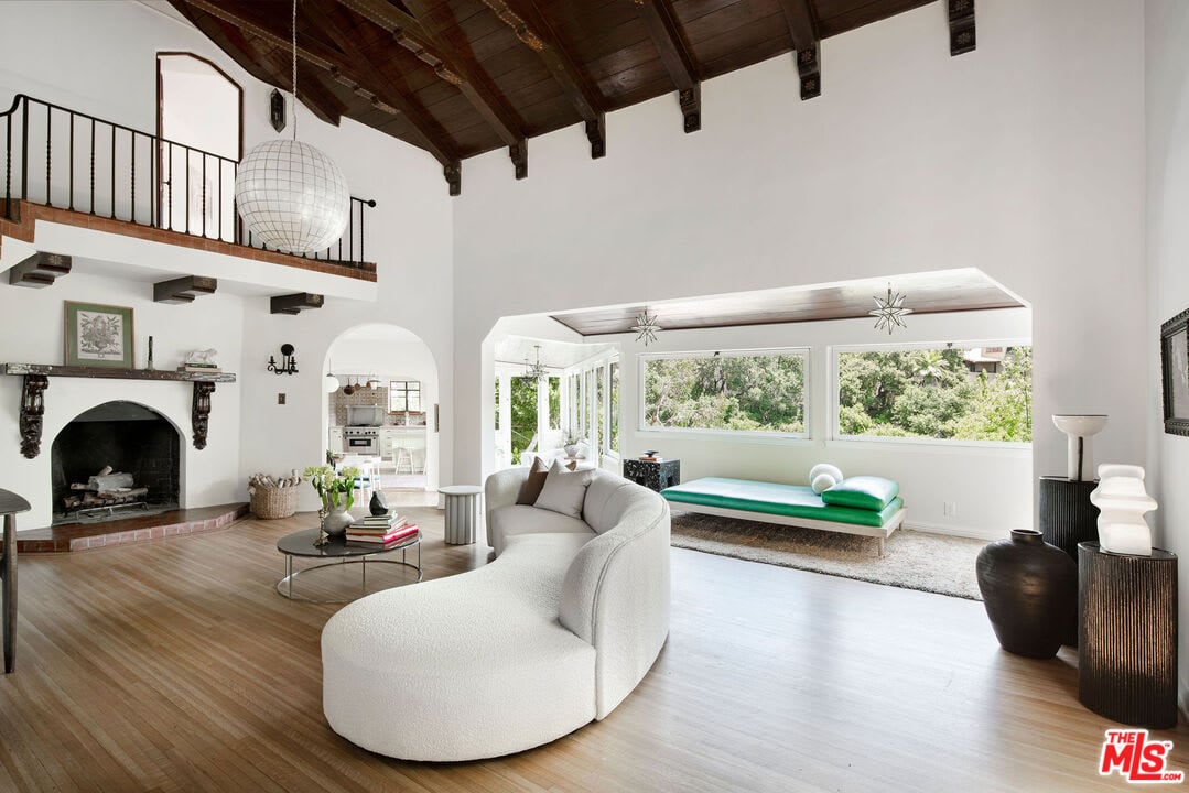 Romantic Beachwood Canyon Spanish