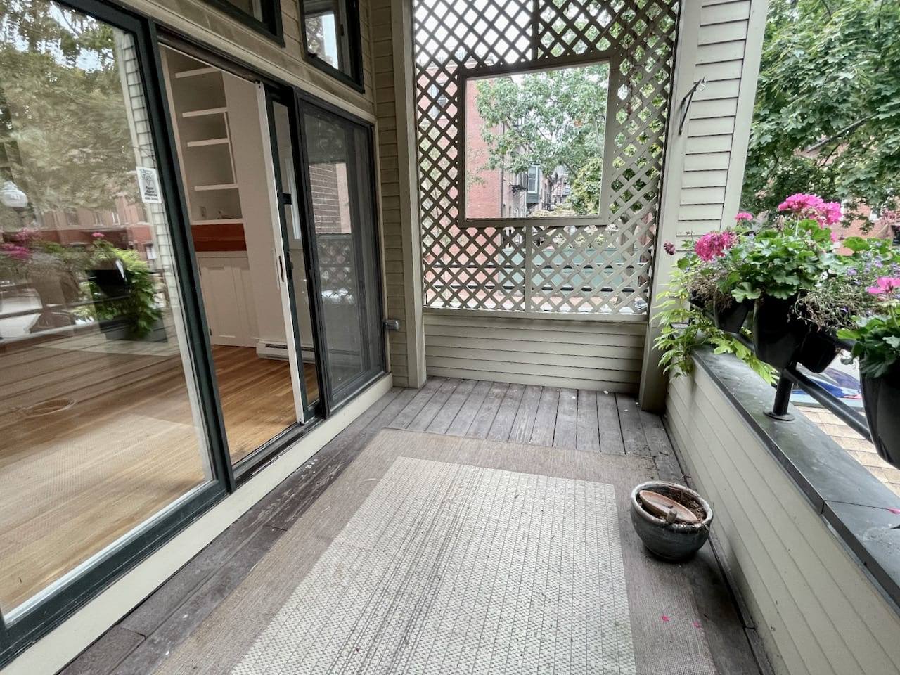 Dartmouth @ Montgomery Street - Beautiful 1 bed 1 bath w/ Deck and Laundry! 