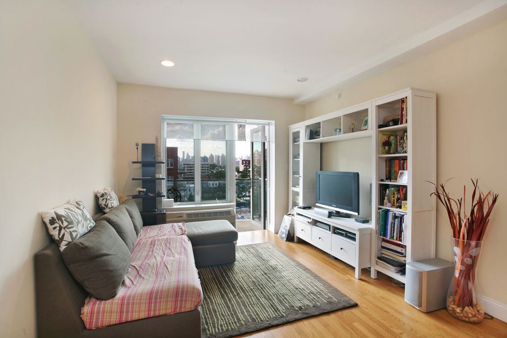 30-94 Crescent St. #2D+