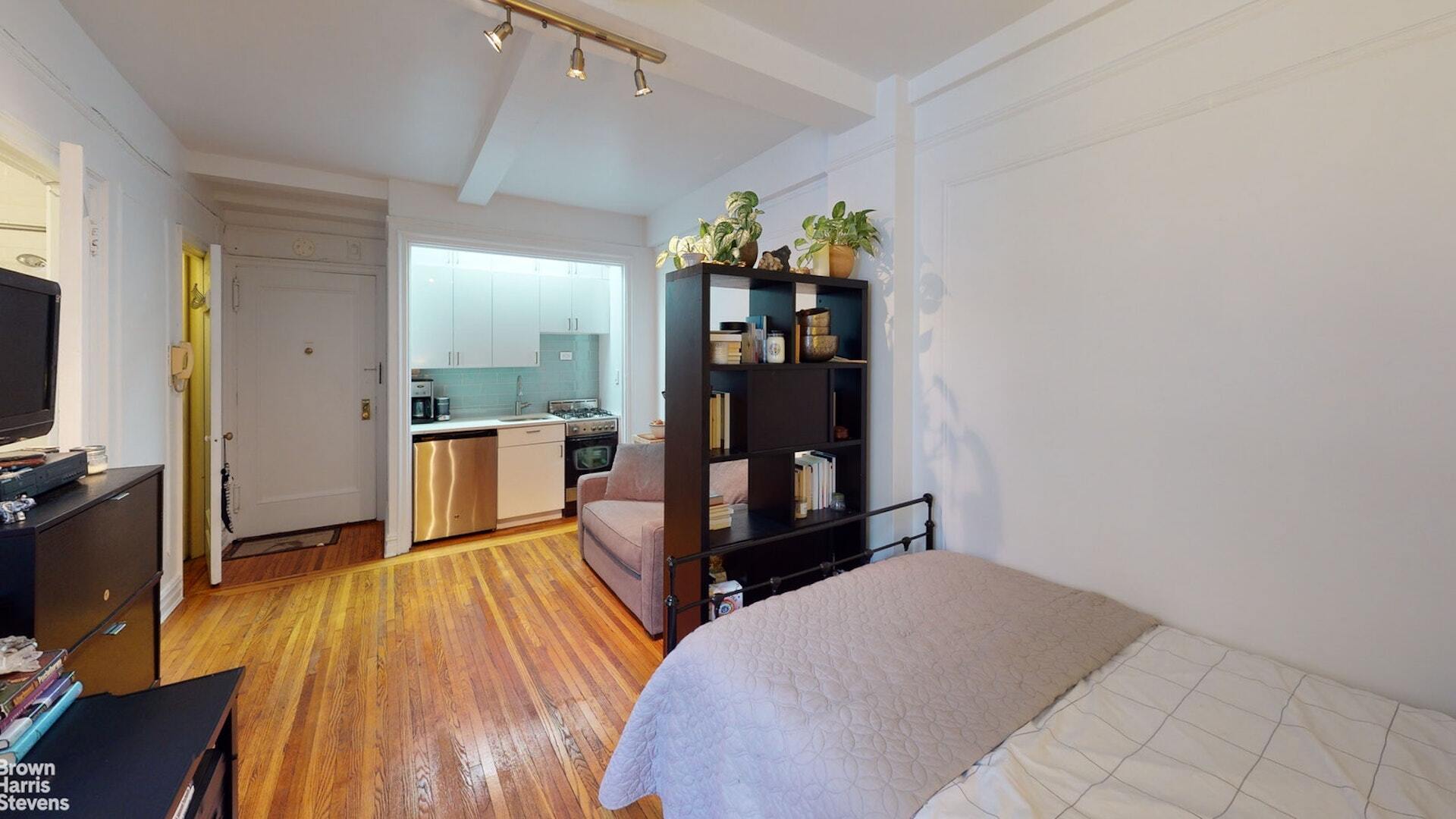 457 W 57TH St, #1001