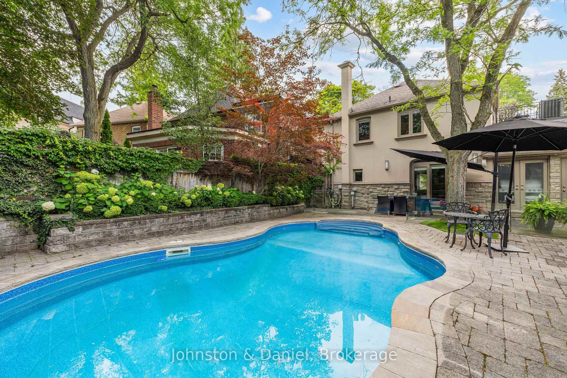 77 Lawrence Crescent