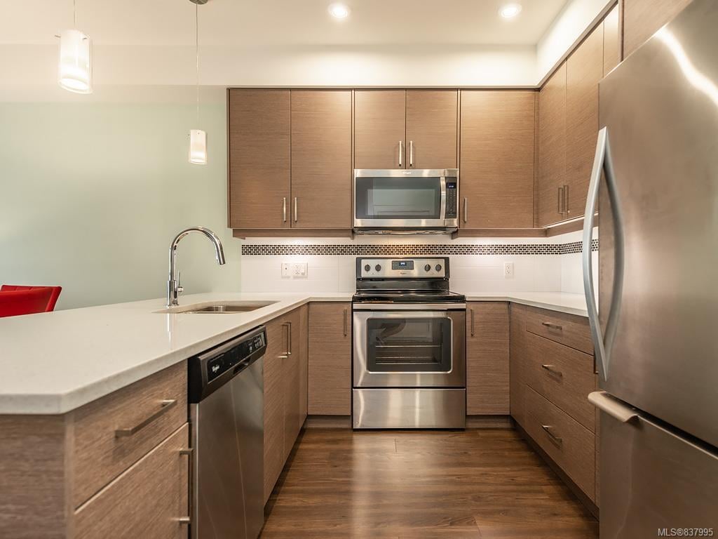 302-7111 W Saanich Rd