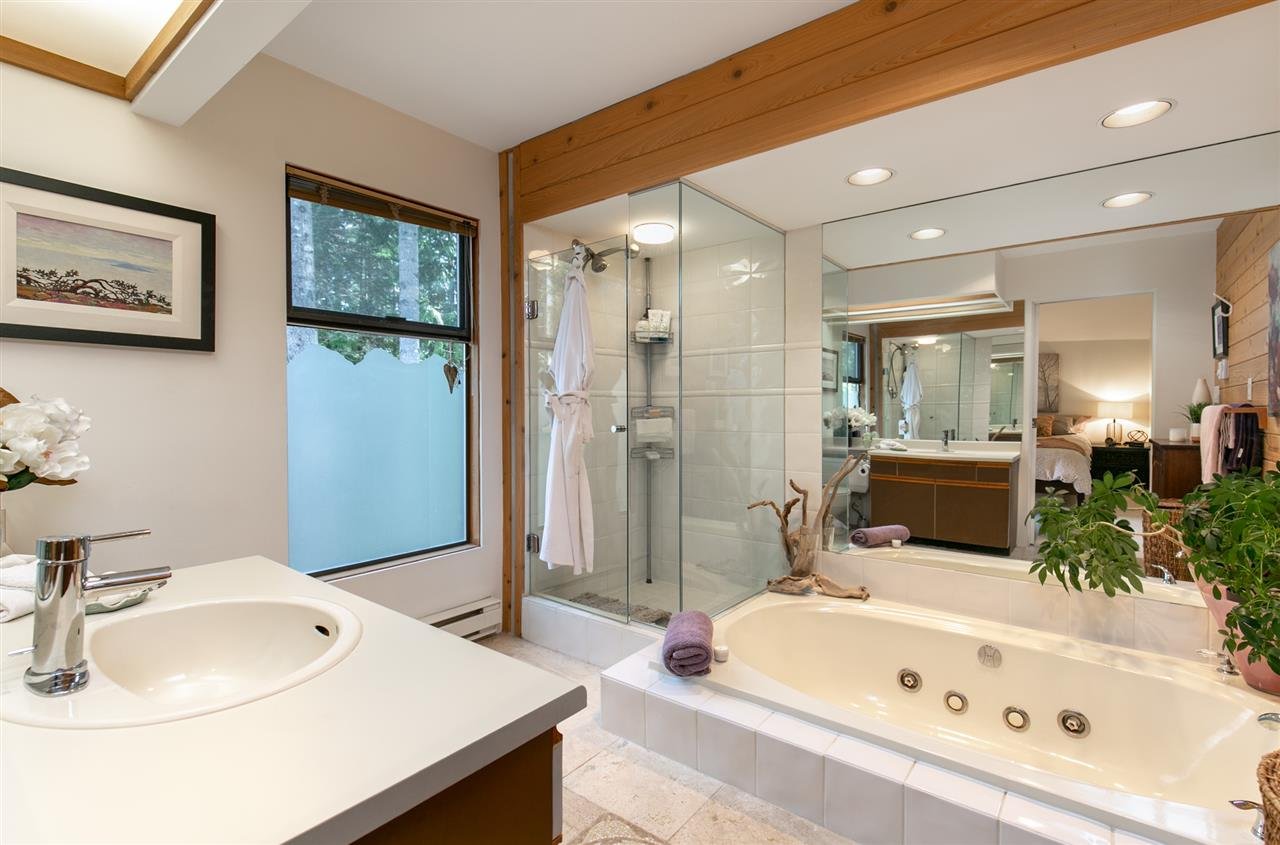 3126 Tyrol Cres