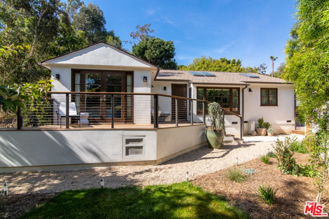 3279 Ledgewood Dr