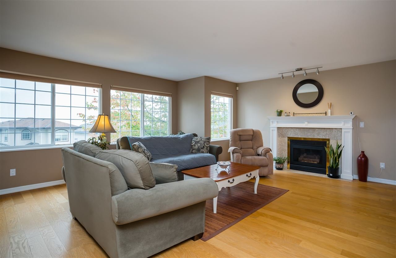 2975 Pinetree Close
