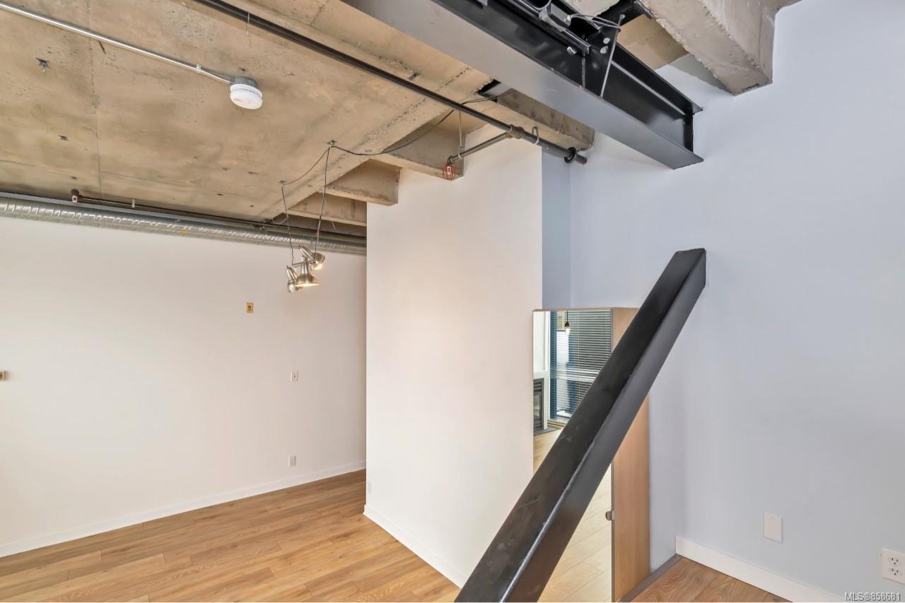209-1061 Fort St