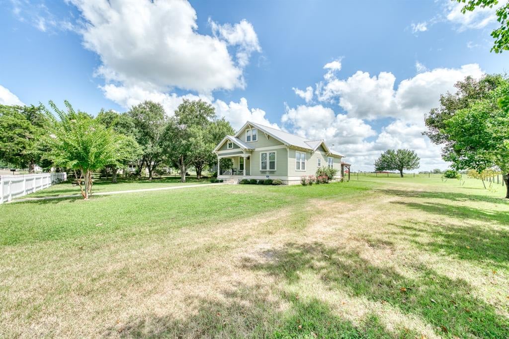 134 Houston St New Ulm, Tx 78950