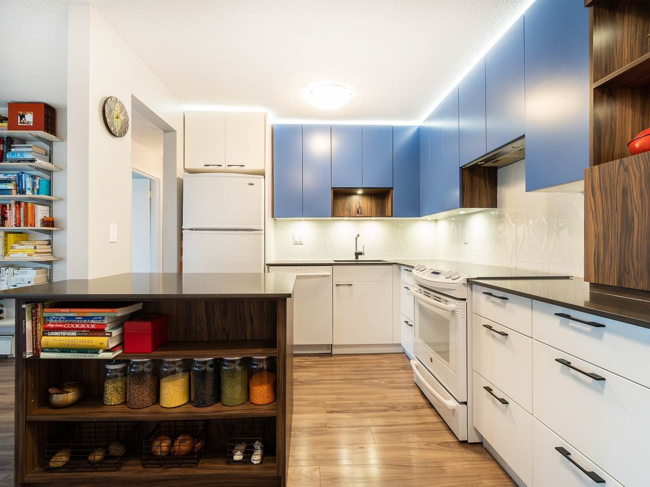 206-665 E 6th Ave