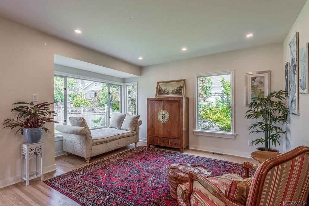 3084 Cadboro Bay Rd