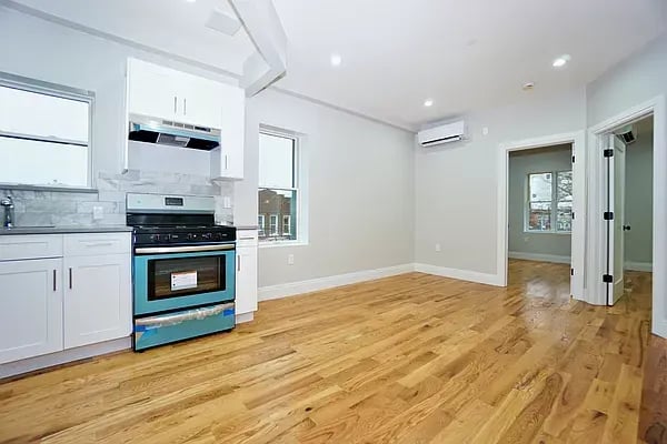 91 East 54th Street Unit: 3F