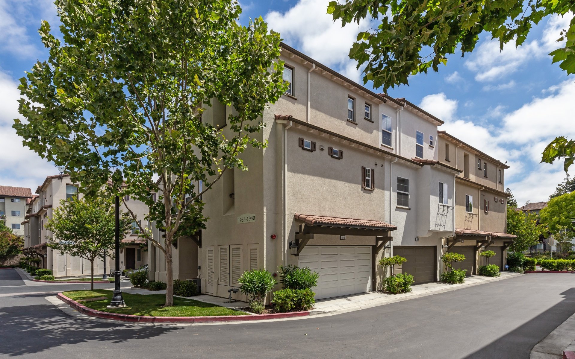 1938 Hillebrant Pl