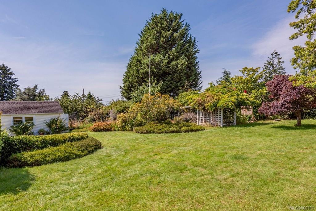 3084 Cadboro Bay Rd