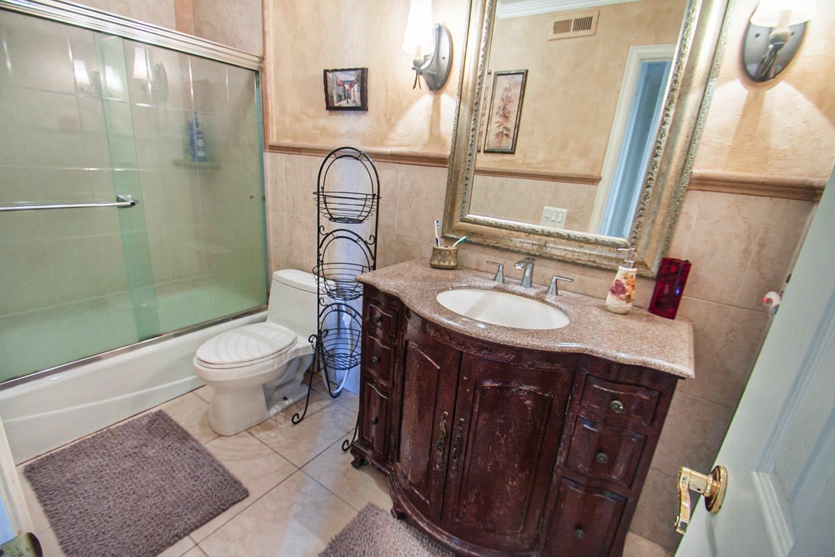 10861 Moorpark St 205 Toluca Lake CA