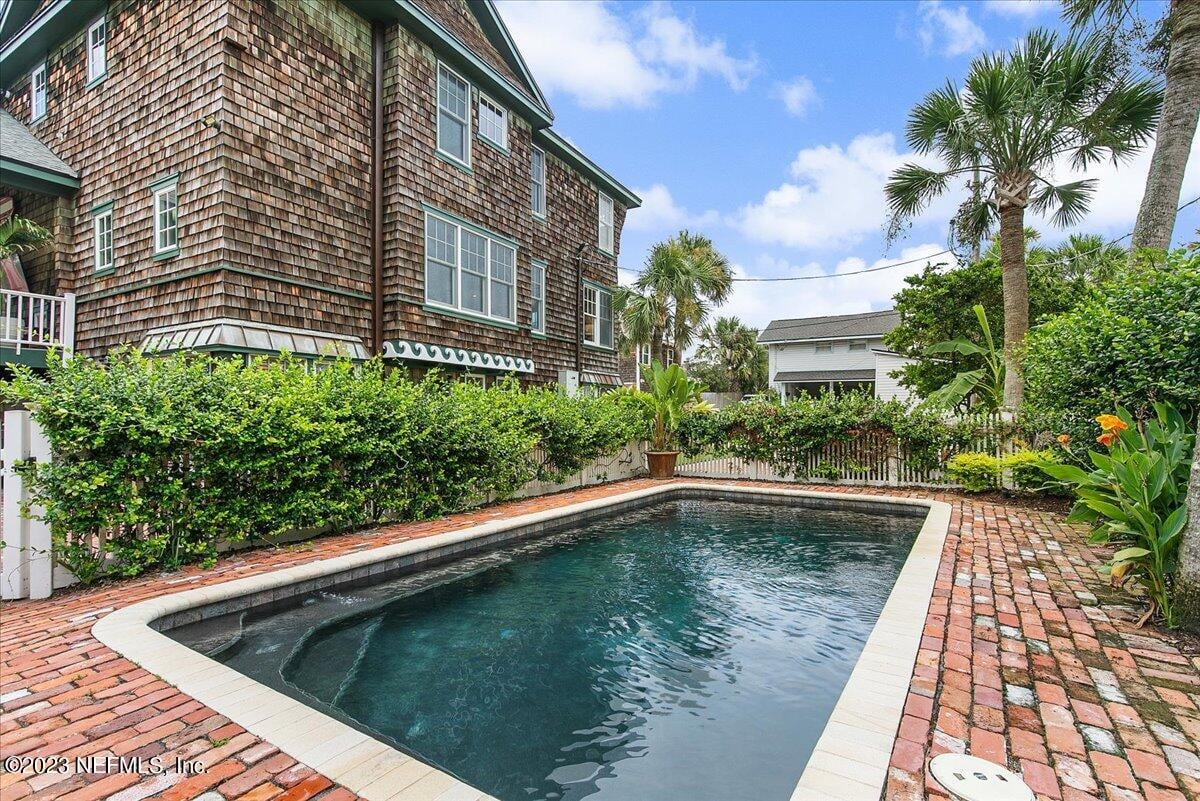 1296 BEACH Avenue